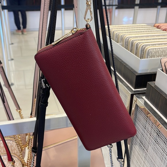 MICHAEL KORS
Leather Continental Wristlet Phone Case Wallet
Oxblood
NWT - Picture 14 of 16